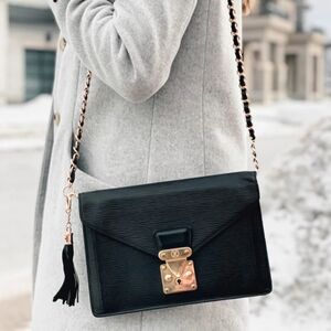 💙💙LOUIS VUITTON Epi Pochette